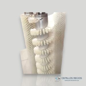 Helical brush to clean chocolate in machine