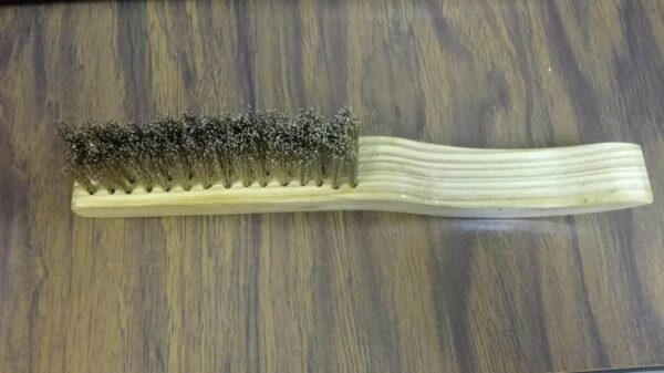 Hand-type brush to remove burrs and debris
