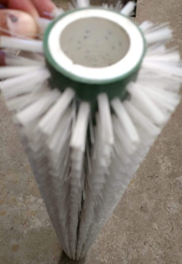 Roller type brush for labeling machine with nylon bristles and plastic base - Image 2