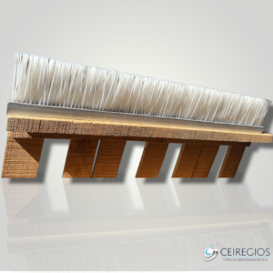 Strip-type brush with thick bristles for cleaning pistons
