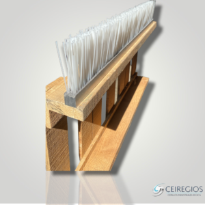 Strip-type brush with thick bristles for cleaning metal pistons
